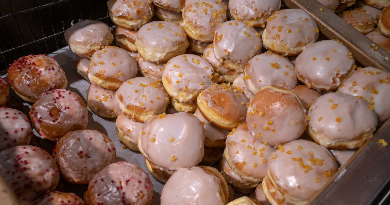 Cena pączka w 2026 roku: Koszt spadł, ale w sklepie zapłacimy więcej. Dlaczego?