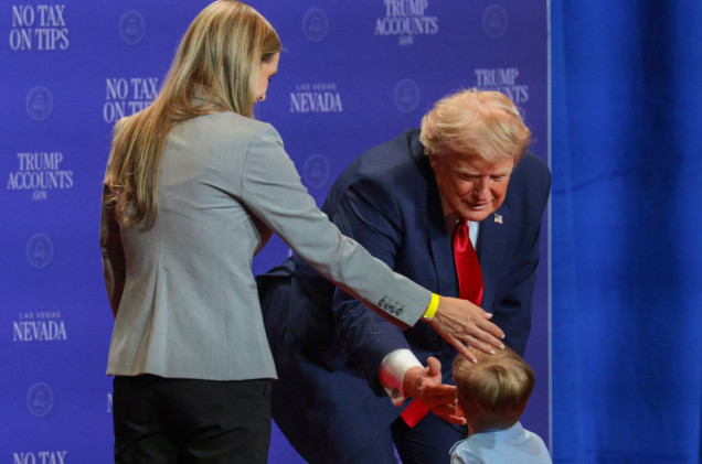 Chłopiec chciał uciec, Trump go zatrzymał. „Nie chcę, żeby spadł ze sceny jak Biden”