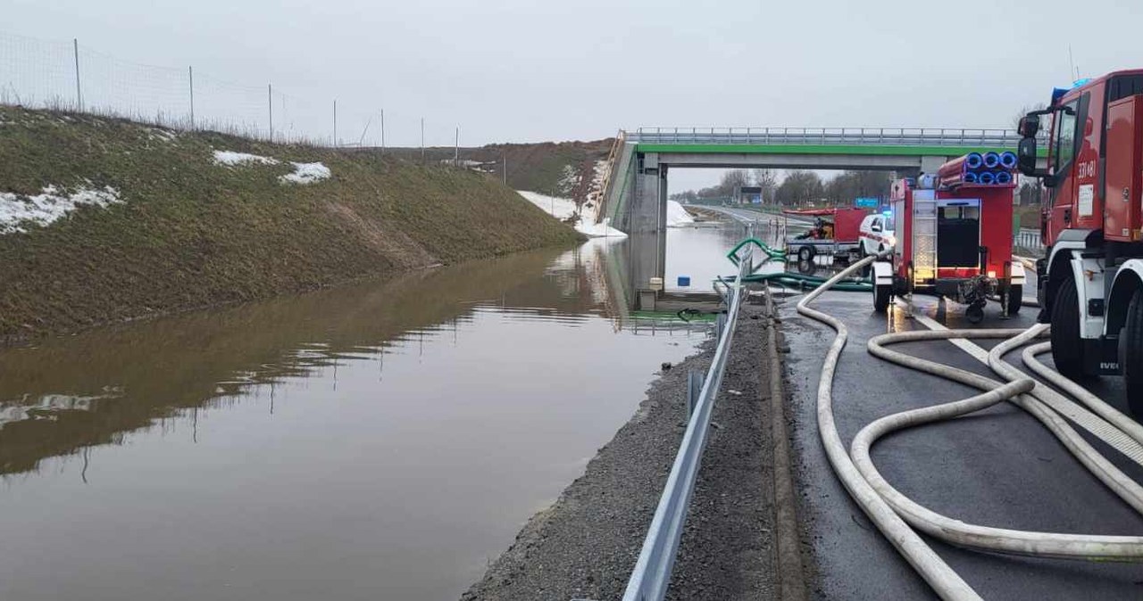Woda nie stoi już na drodze S6. Roztopy spowodowały spore utrudnienia