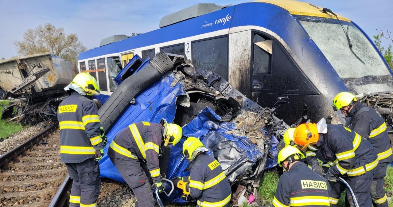 Tragedia na Słowacji. Pociąg osobowy wjechał w ciężarówkę