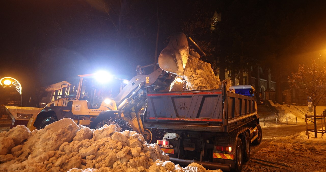 Nocna akcja w Zakopanem. Ciężarówki wywożą śnieg