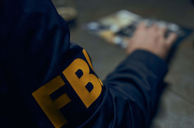Haker podejrzany o włamanie do FBI zatrzymany. Zdecydował się na współpracę z służbami