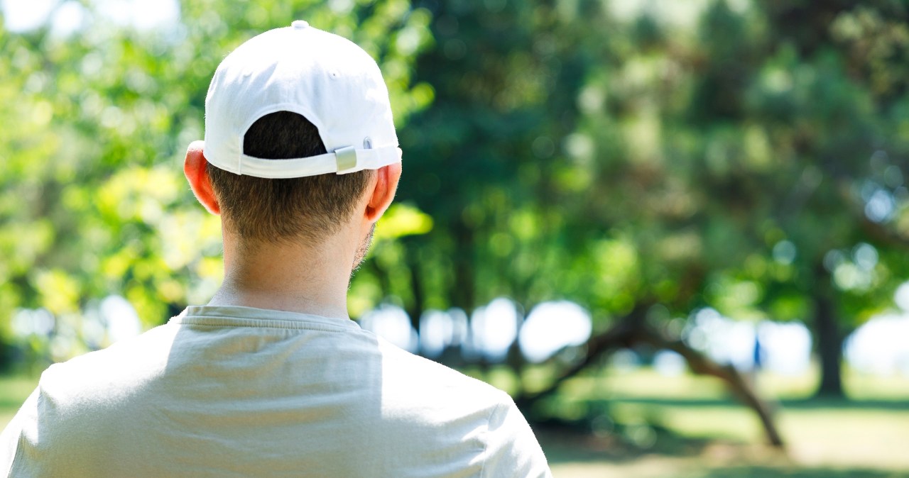 Brutalny atak na boisku. 15-latek bił, podpalił racami ubranie