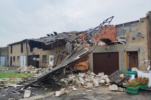 Zerwane dachy i setki powalonych drzew. Burzowy front nad Polską