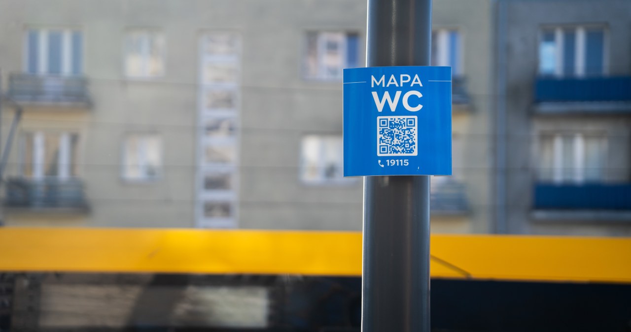 Nowe tabliczki z kodem QR na ulicach Warszawy. Co oznaczają?