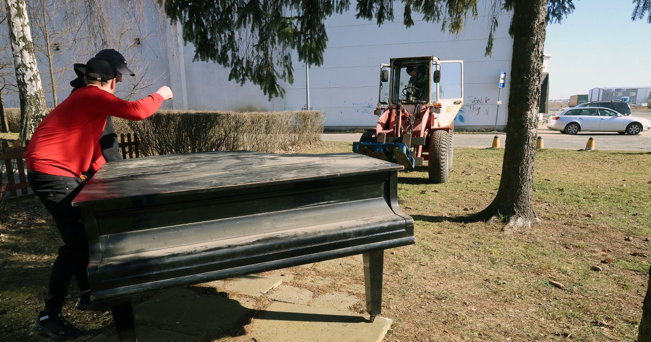 Ktoś wystawił 100-letni fortepian na śmietnik. Szybko trafił na pakę dostawczaka
