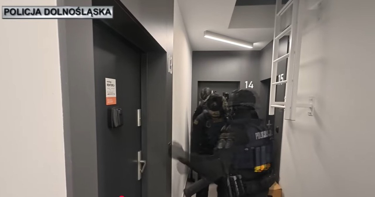 Szokujące metody przestępców. Policja rozbiła gang i uwolniła kobiety