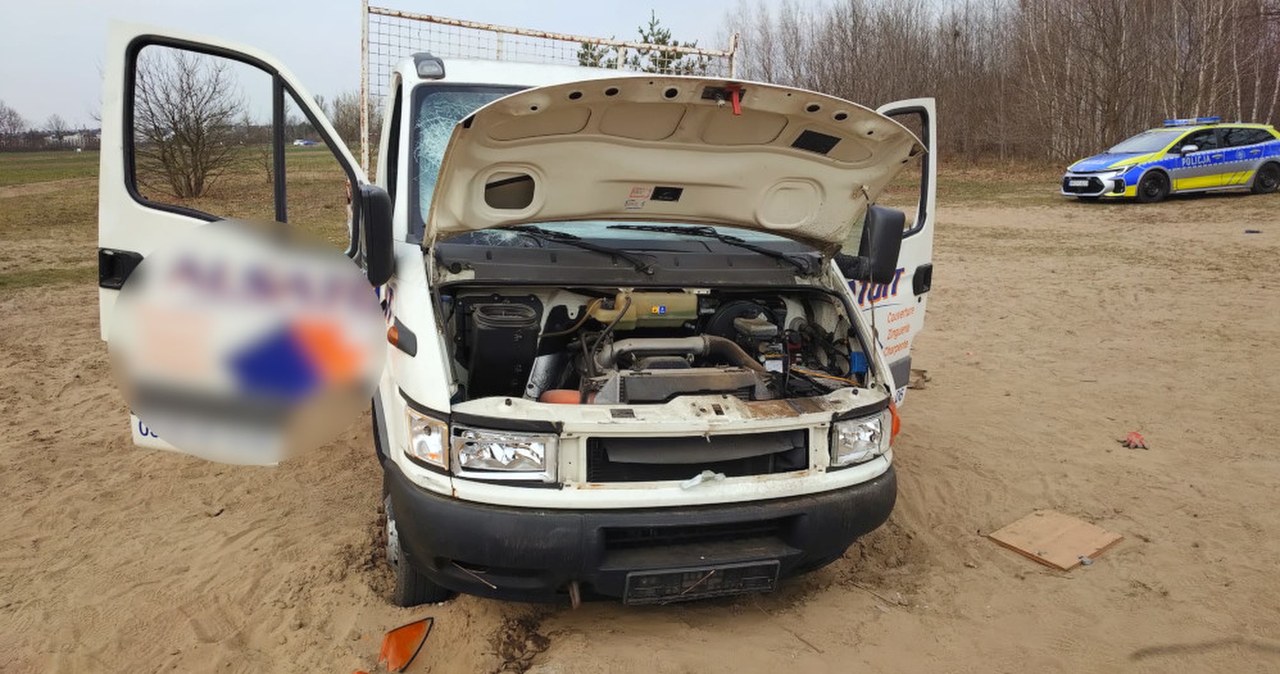 Kradli dla zabawy, zakopali auto w piasku. Młodzi złodzieje zatrzymani