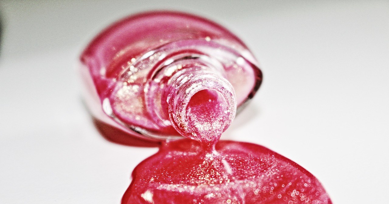 Klasyka na paznokciach: czerwony lakier hybrydowy od Boska Nails krok po kroku