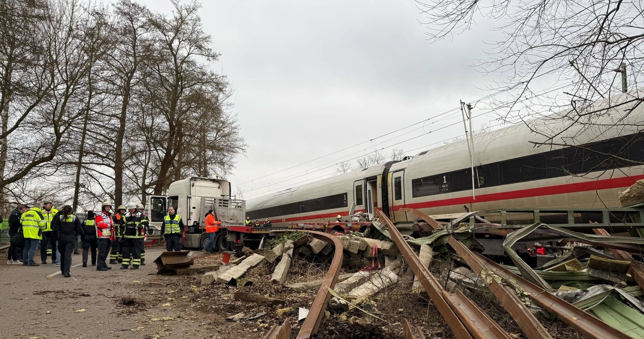 Pociąg uderzył w ciężarówkę. Jechało nim blisko 300 osób