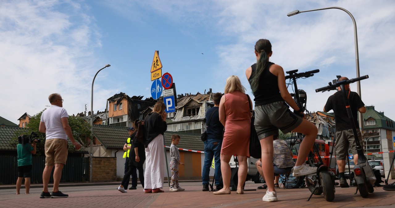 ​Jedno wejście, w asyście policji. Pogorzelcy z Ząbek wchodzą do mieszkań