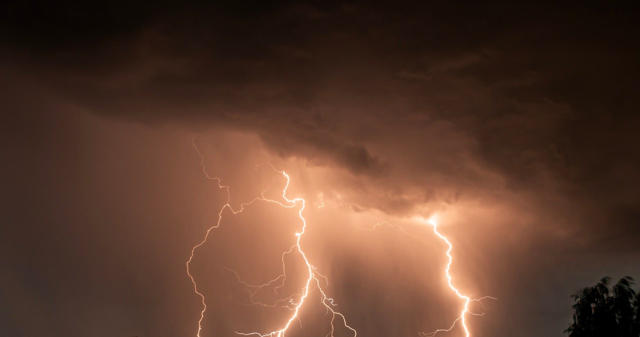 IMGW ostrzega. Burze i grad nad Polską