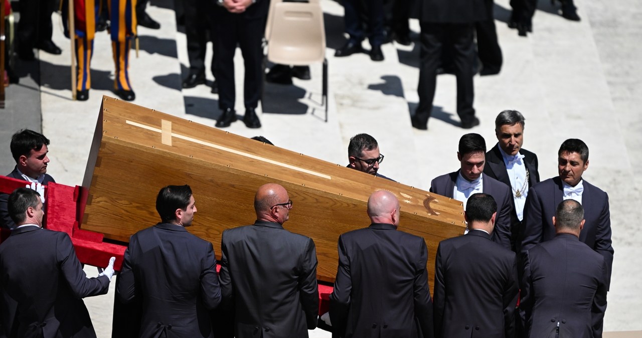 Prosty grób w ziemi, napis: Franciscus. Tego momentu już nie zobaczymy [RELACJA]