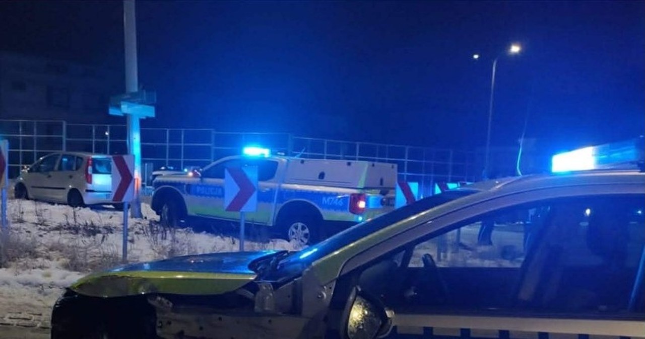 Nocny rajd ulicami Białegostoku. Nastoletni kierowca uszkodził radiowóz