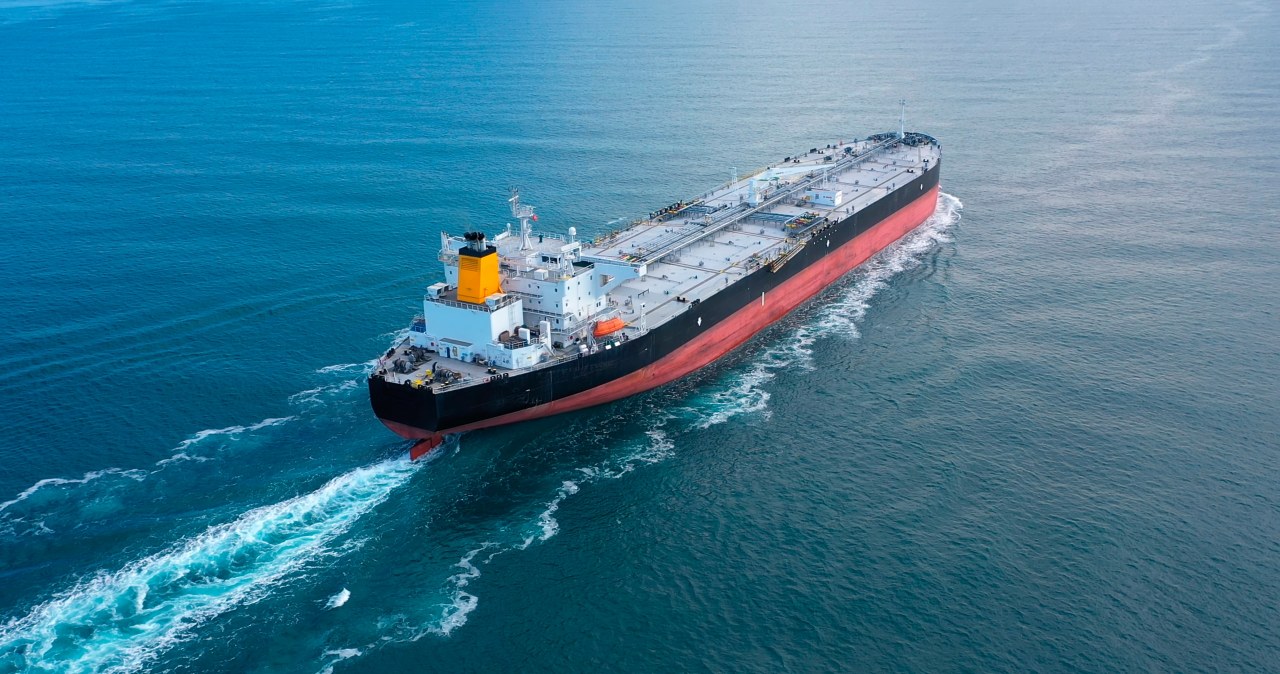 Tankowiec nagle zmienił kurs. Co się stało?