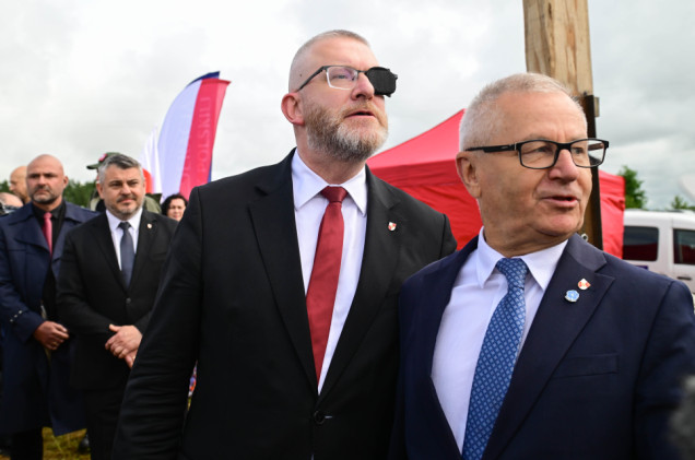Grzegorz Braun zakłócił obchody w Jedwabnem. „Polska brunatnieje”