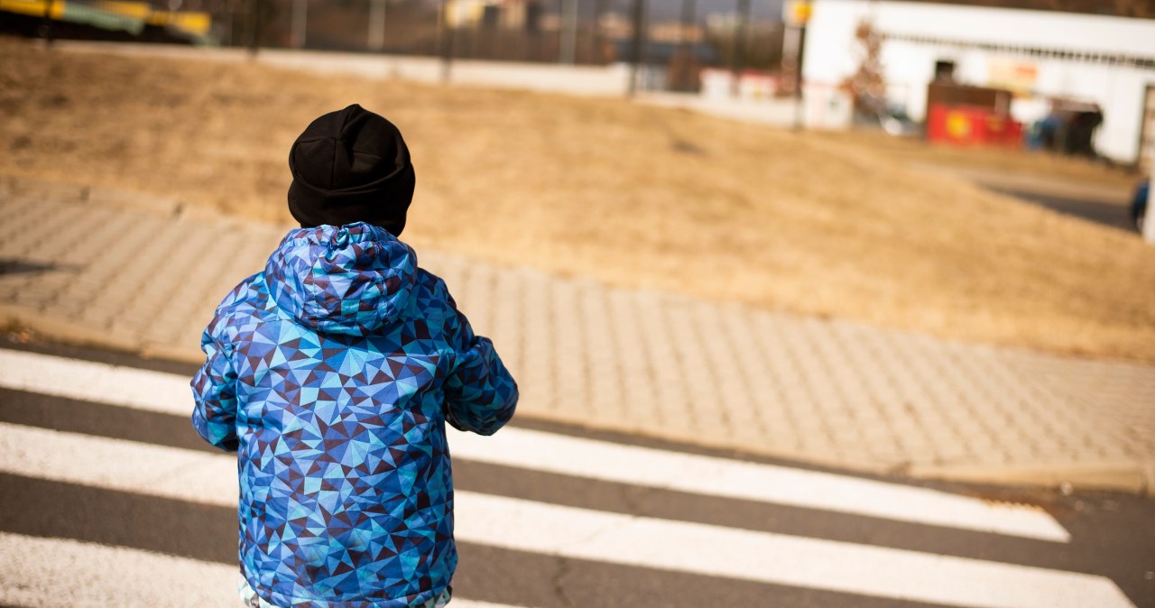 Pięciolatek samotnie błąkał się po mieście. Ojciec zostawił go śpiącego w aucie