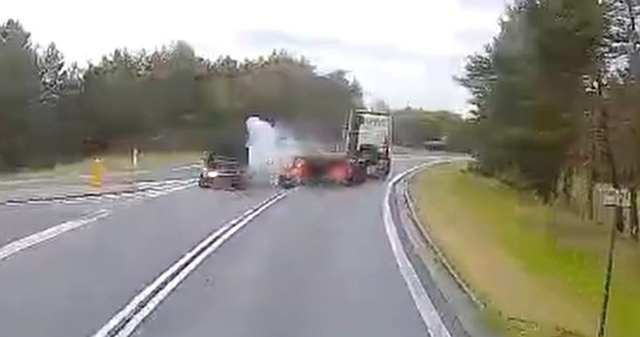 Niewiarygodne! Ciężarówka w poślizgu na mokrej drodze, a potem stało się to