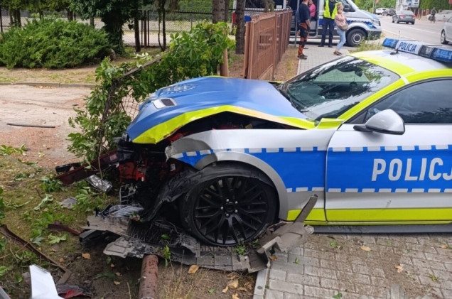 Policyjny Ford Mustang uszkodzony. Brał udział w kolizji