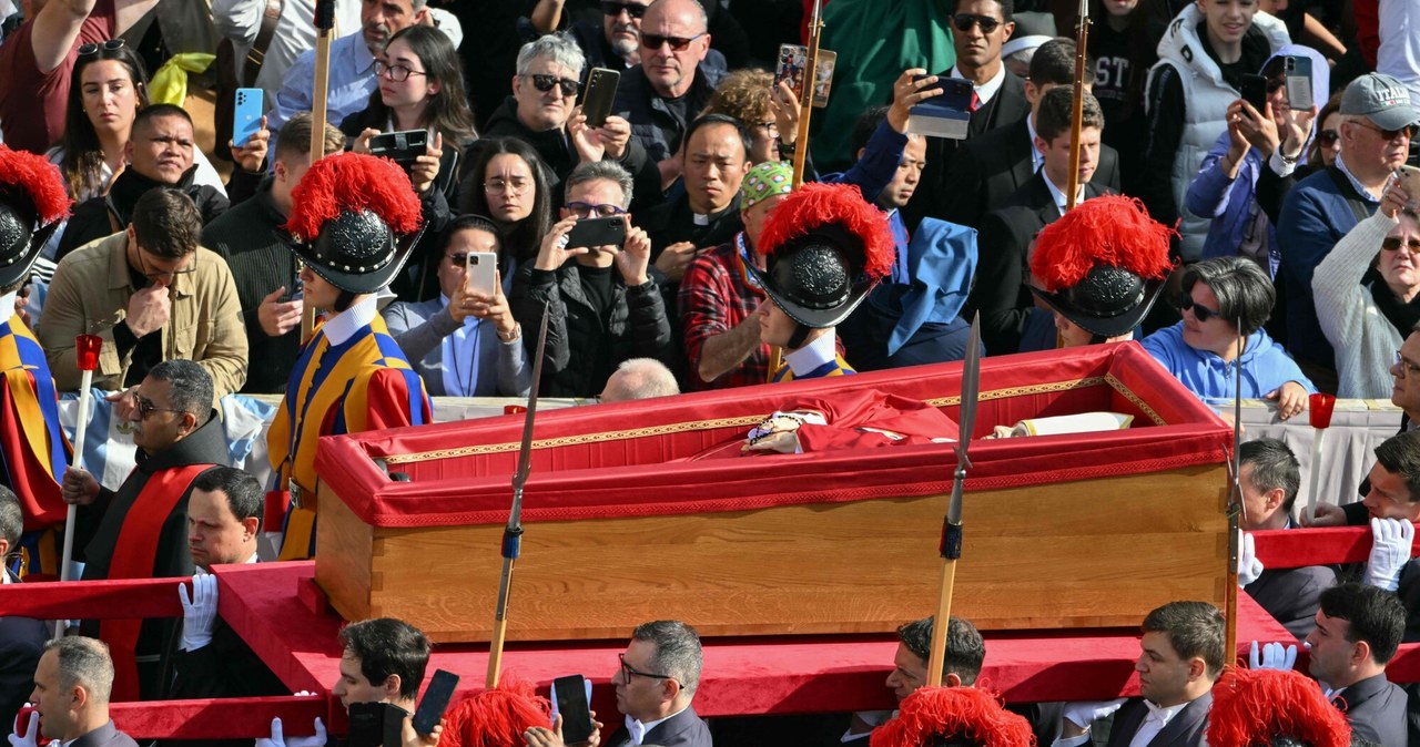 Trumna z ciałem papieża przeniesiona. Trwa ceremonia