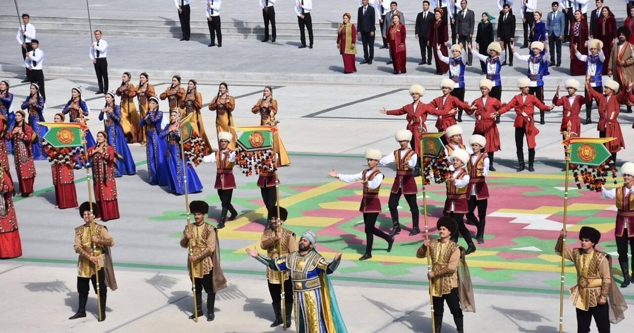 Artyści mają natychmiast pozbyć się brzuchów. Władze dały im miesiąc