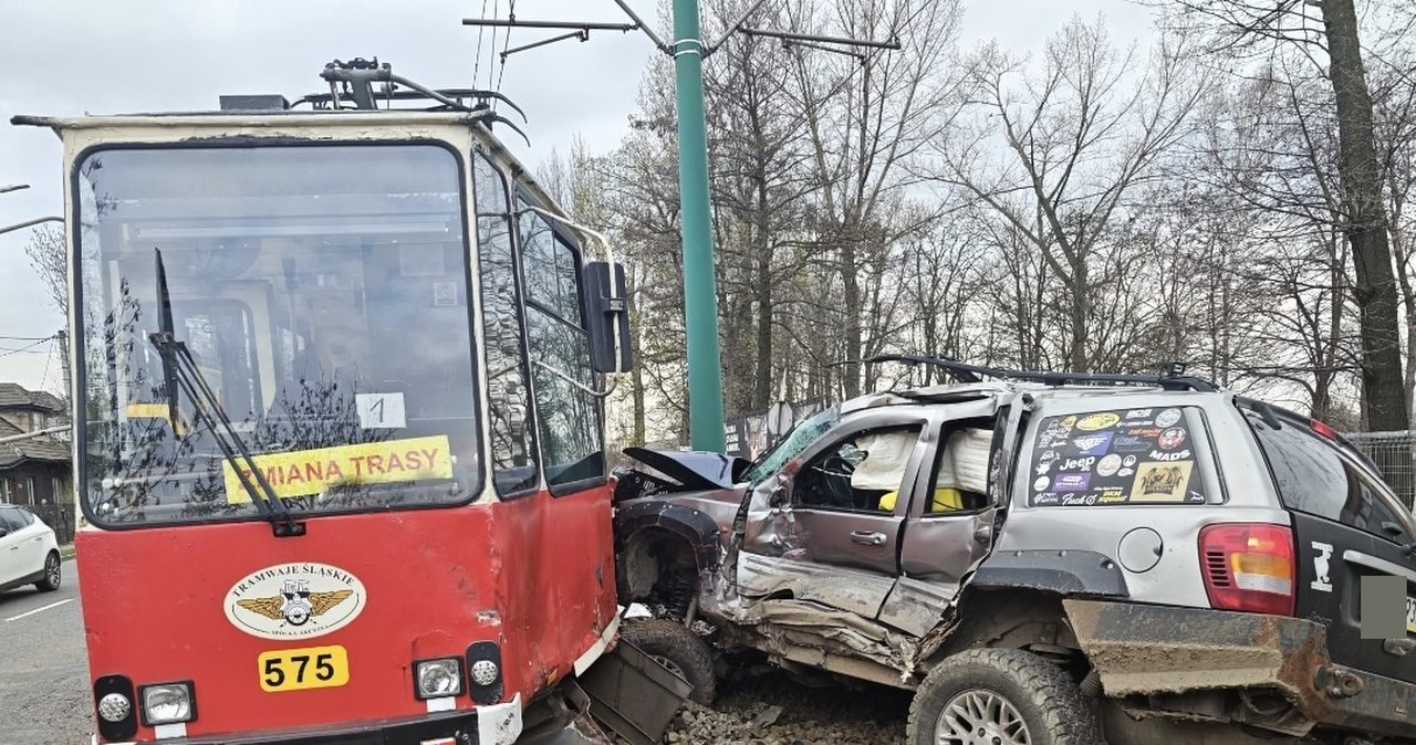Wypadek w Katowicach. Samochód zderzył się z tramwajem