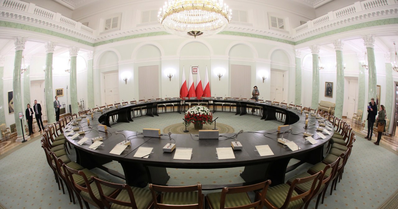 "Spóźnił się na wojnę z komunizmem, walczy z meblem". Komorowski o usunięciu Okrągłego Stołu z Pałacu Prezydenckiego