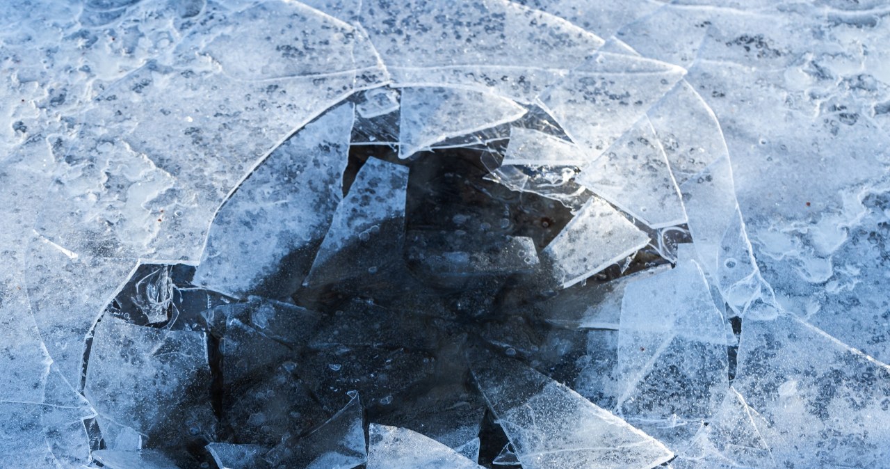 Wypadek na jeziorze. Wznowiono poszukiwania mężczyzny, pod którym załamał się lód