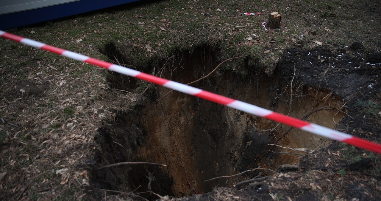 Kolejne zapadlisko w Trzebini. Dziura obok nasypu kolejowego