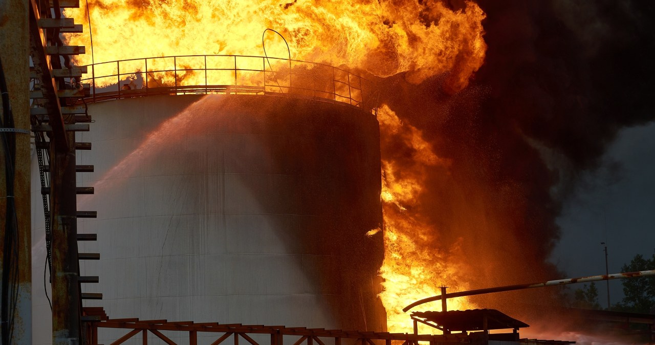 Celny atak w ważną, rosyjską bazę paliw. Olbrzymie płomienie na nagraniu