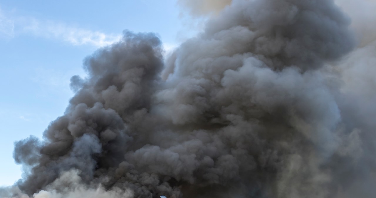 Czarny dym nad miastem. Duży pożar w Toruniu