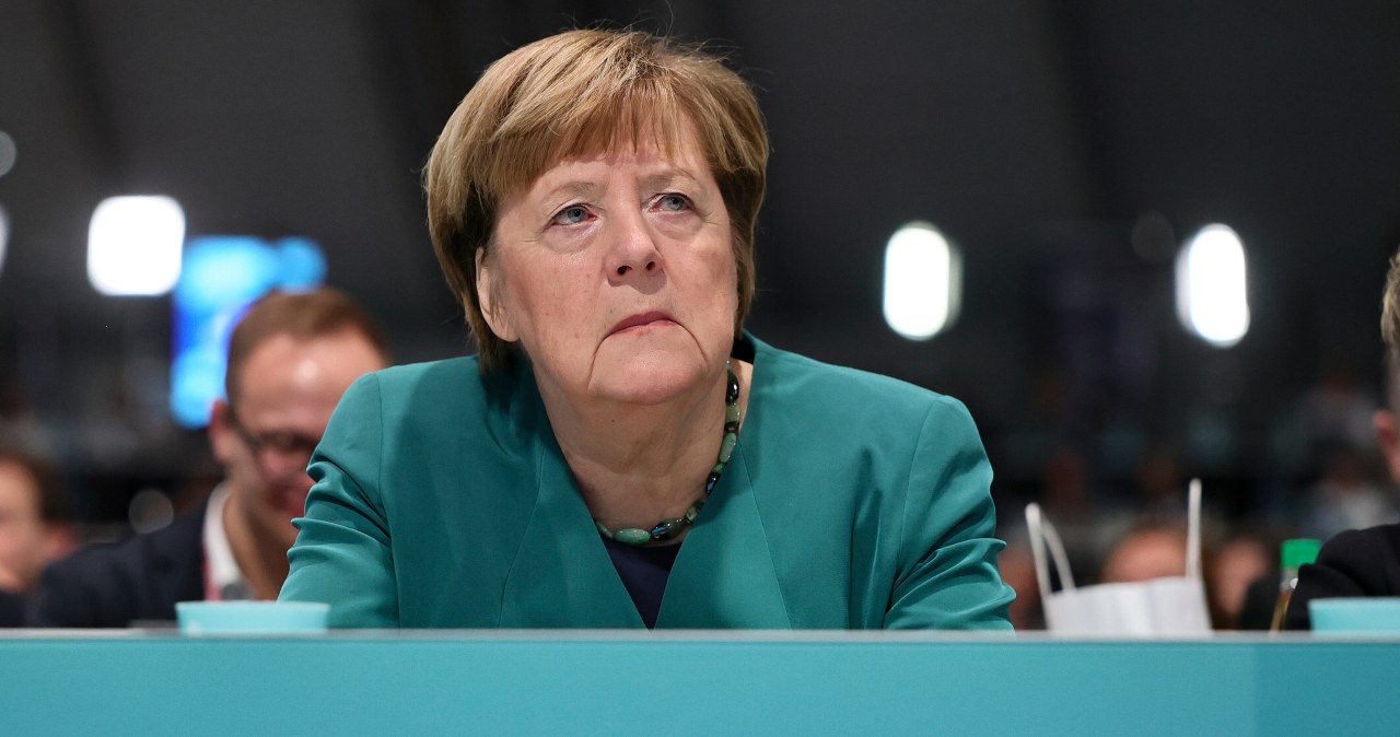 Zastanawiająca obecność Merkel. Zebrała owacje na stojąco