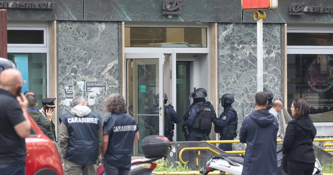 Spektakularny napad na bank. 25 zakładników, ucieczka tunelem kanalizacji