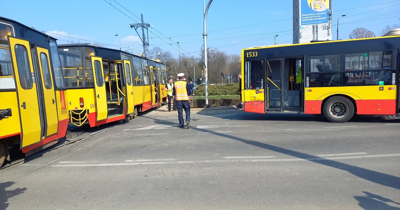 Autobus zderzył się z tramwajem w Warszawie. Są ogromne utrudnienia