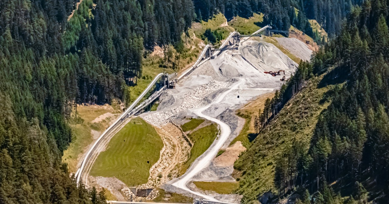 64 km długości i 1,5 km pod ziemią. To najdłuższy tunel kolejowy świata