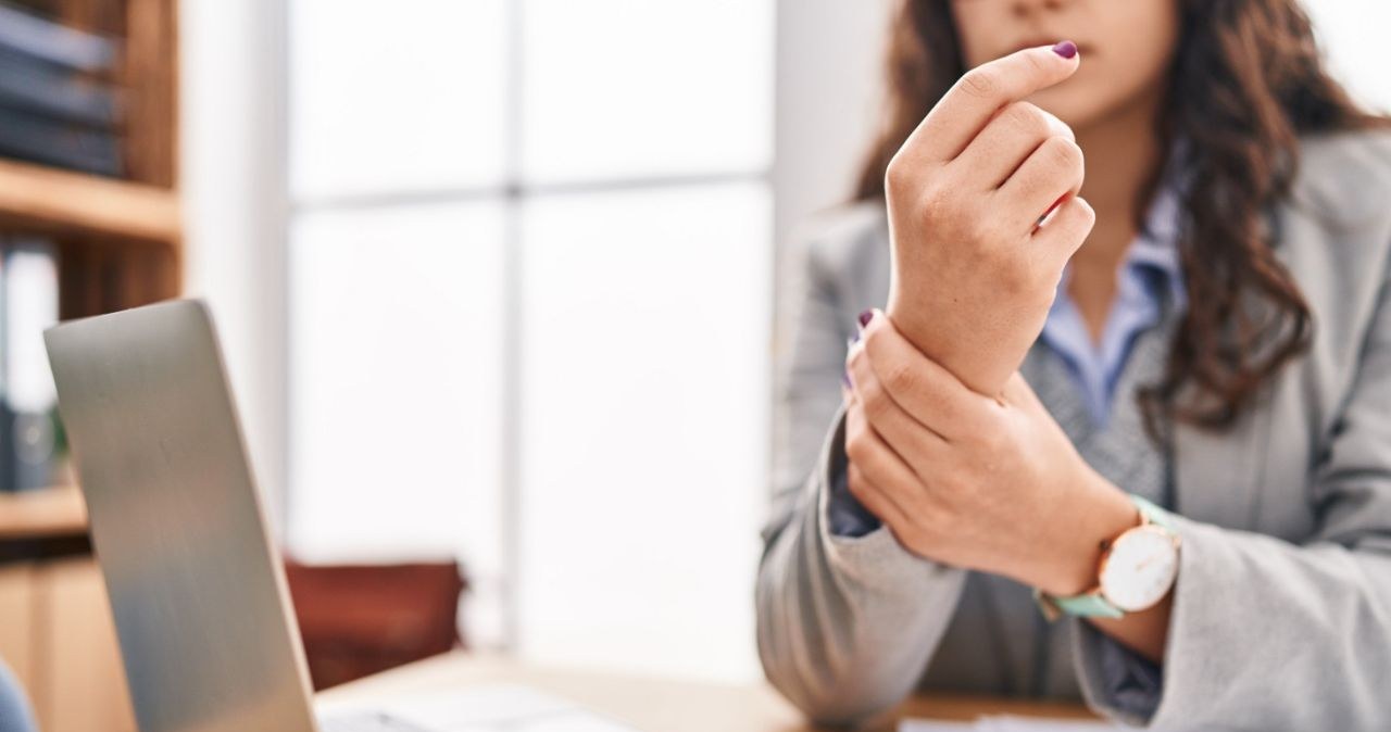 Zespół cieśni nadgarstka – cicha epidemia wśród osób pracujących przy komputerze