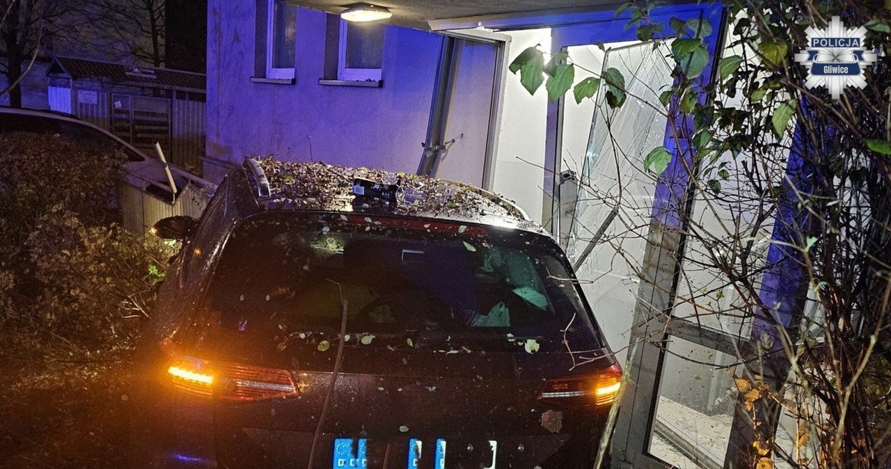 Rozpędzone auto z impetem wjechało w blok. To cud, że nikt nie zginął