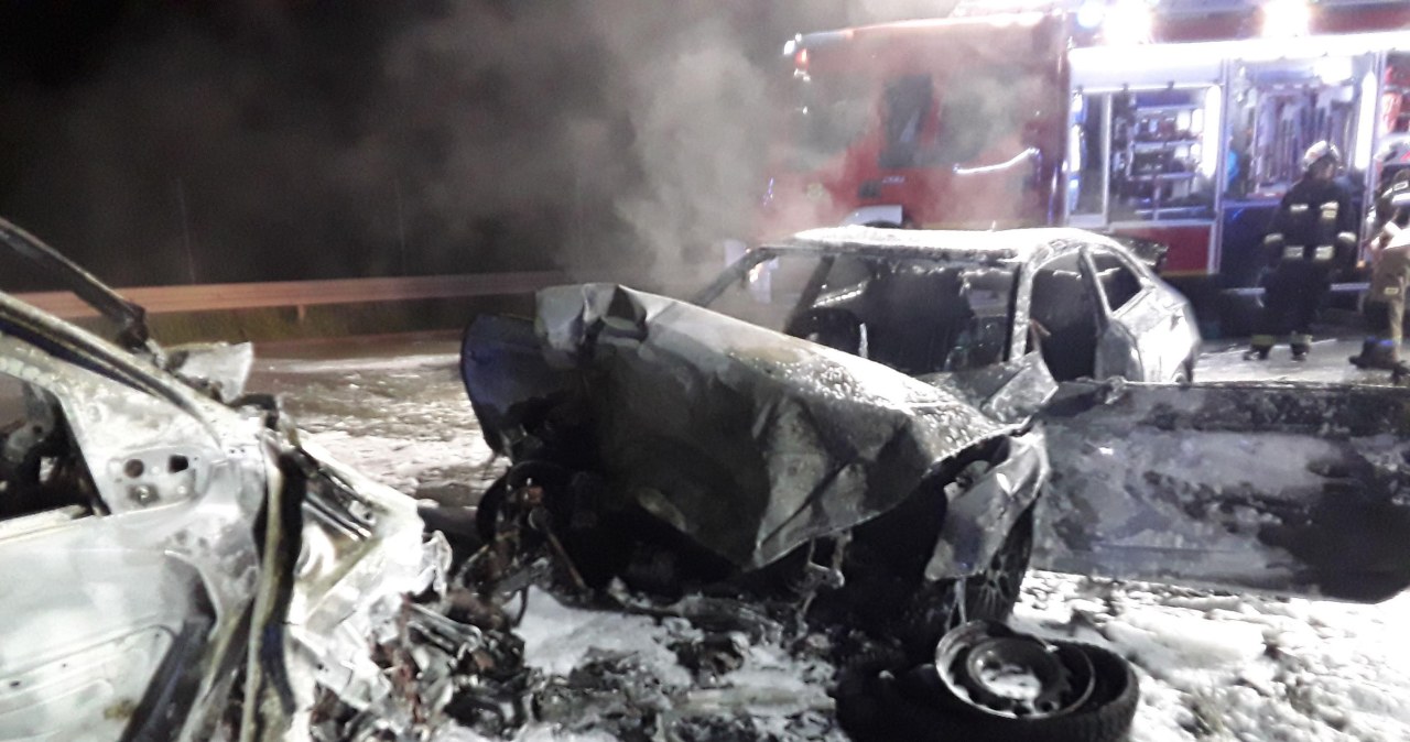 Wjechał pod prąd na A1, spłonął w aucie. Policja nie wie, kim był