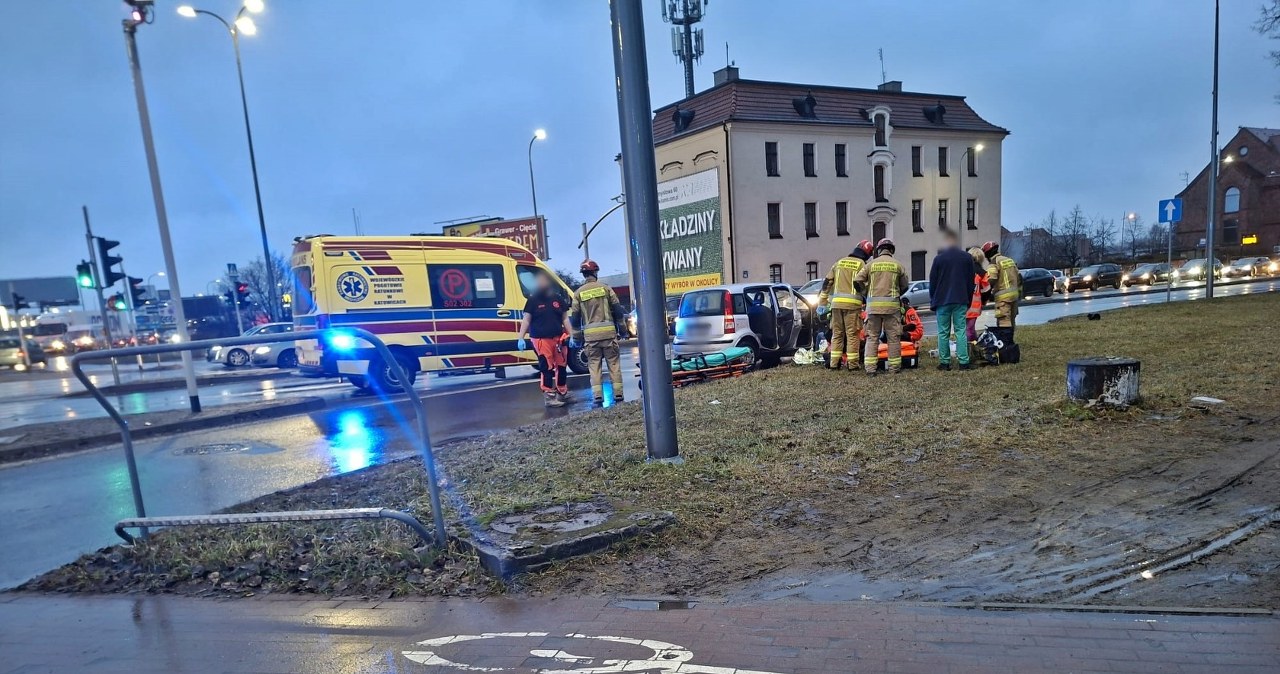 Groźny wypadek w Tychach. Karetka zderzyła się z autem osobowym