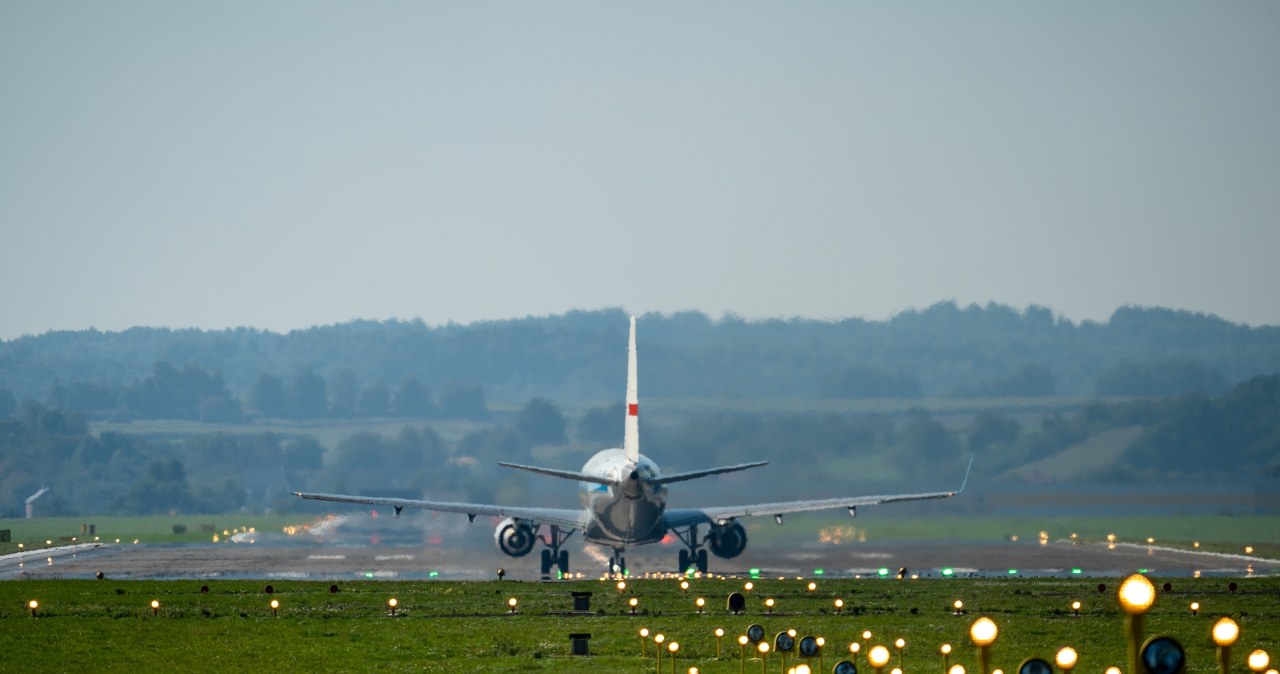 Największe lotnisko Małopolski czeka na zielone światło ws. rozbudowy pasa startowego