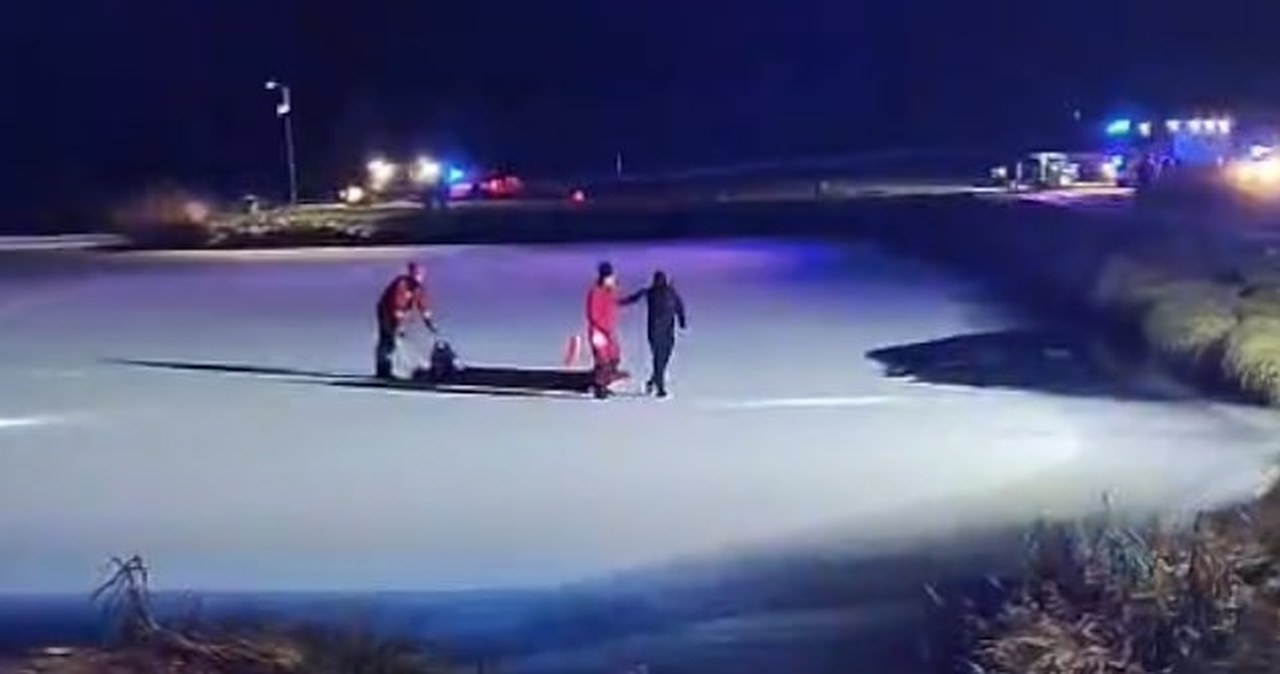 Wbiegł na kruchy lód, uciekając przed policją. NAGRANIE