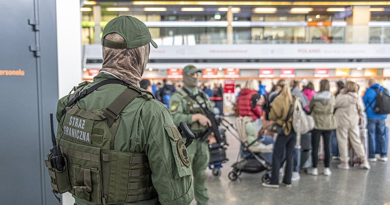 Nie uwierzysz, co miała napisane na czole. Kosztowny żart 29-latki na Okęciu