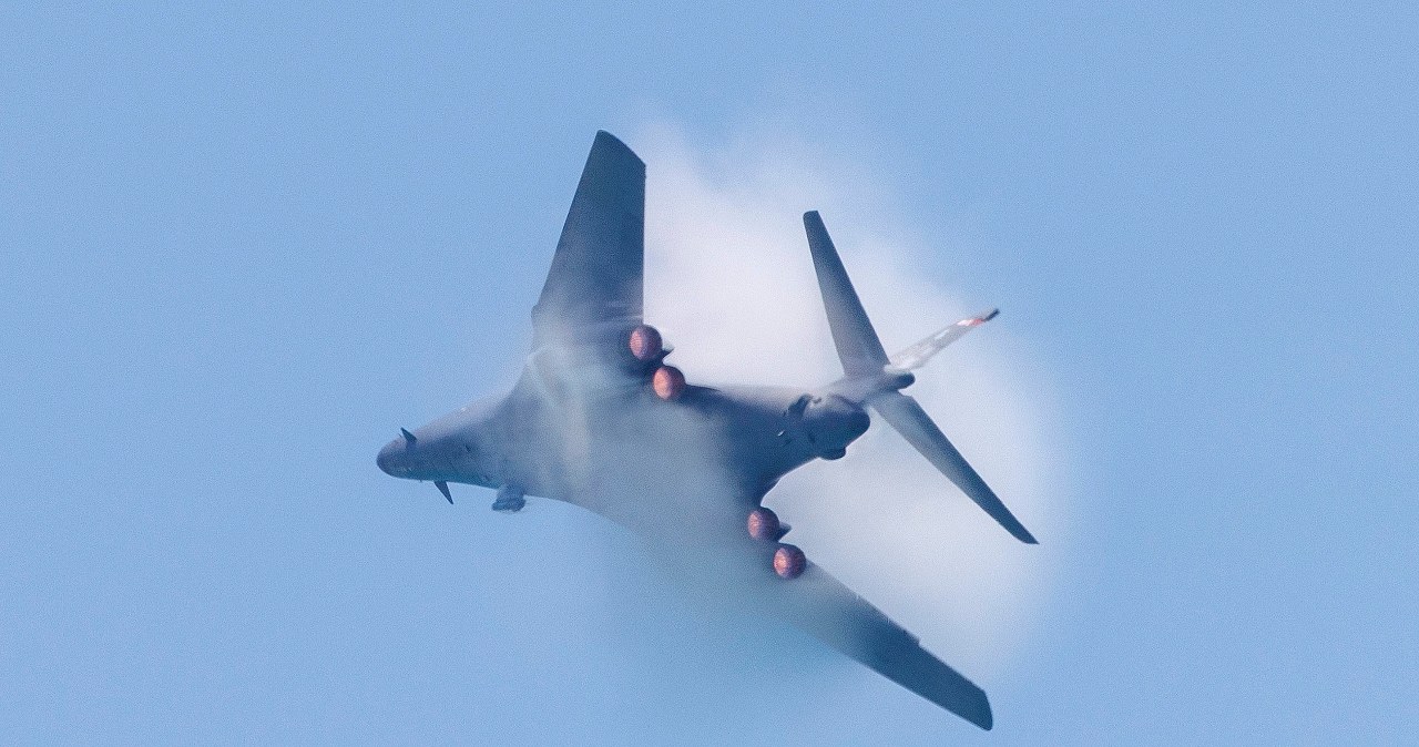 Najszybszy bombowiec świata, nazywany niszczycielem okrętów, wylądował w Wielkiej Brytanii