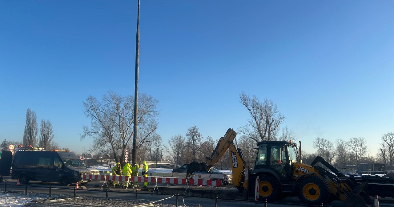 Zapadlisko w centrum stolicy. Warszawa sparaliżowana przez awarię wodociągów