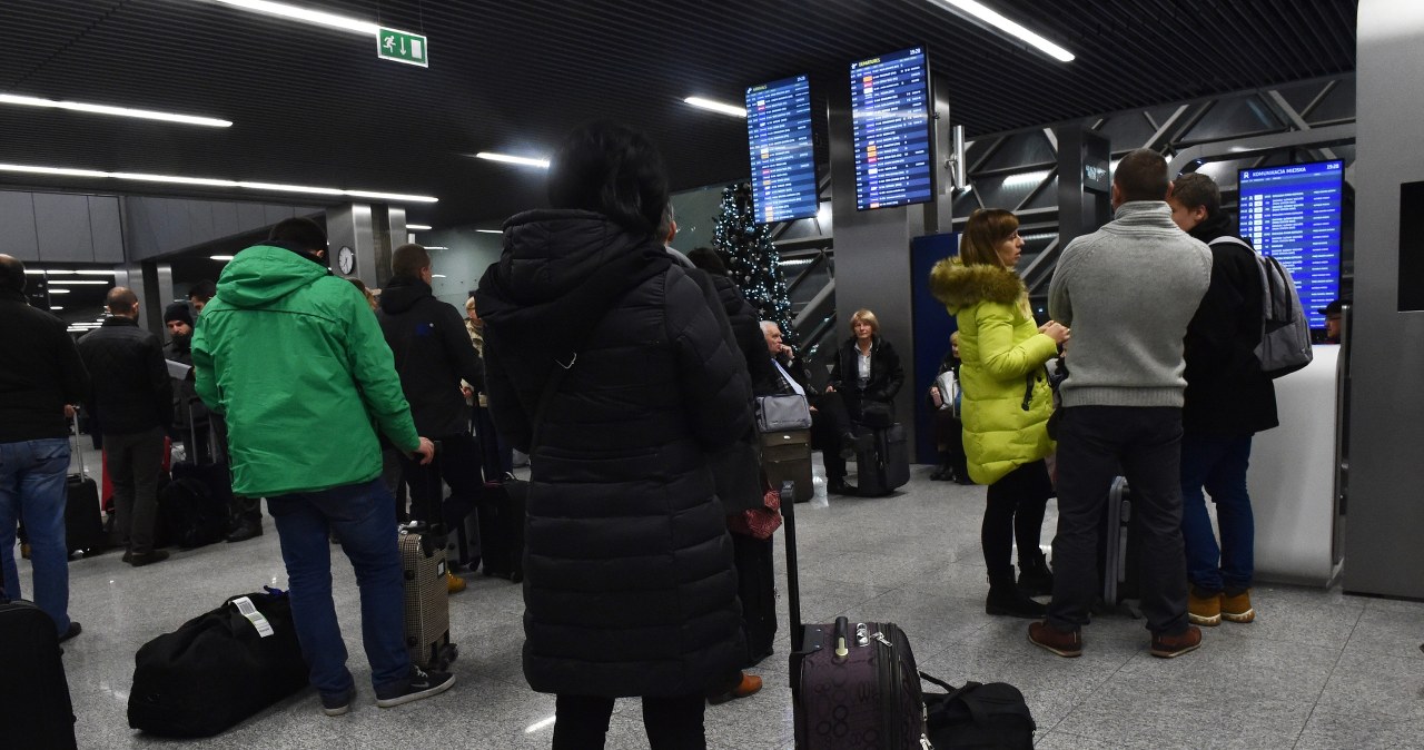 Poważne utrudnienia dla pasażerów. Wszystko przez mgłę