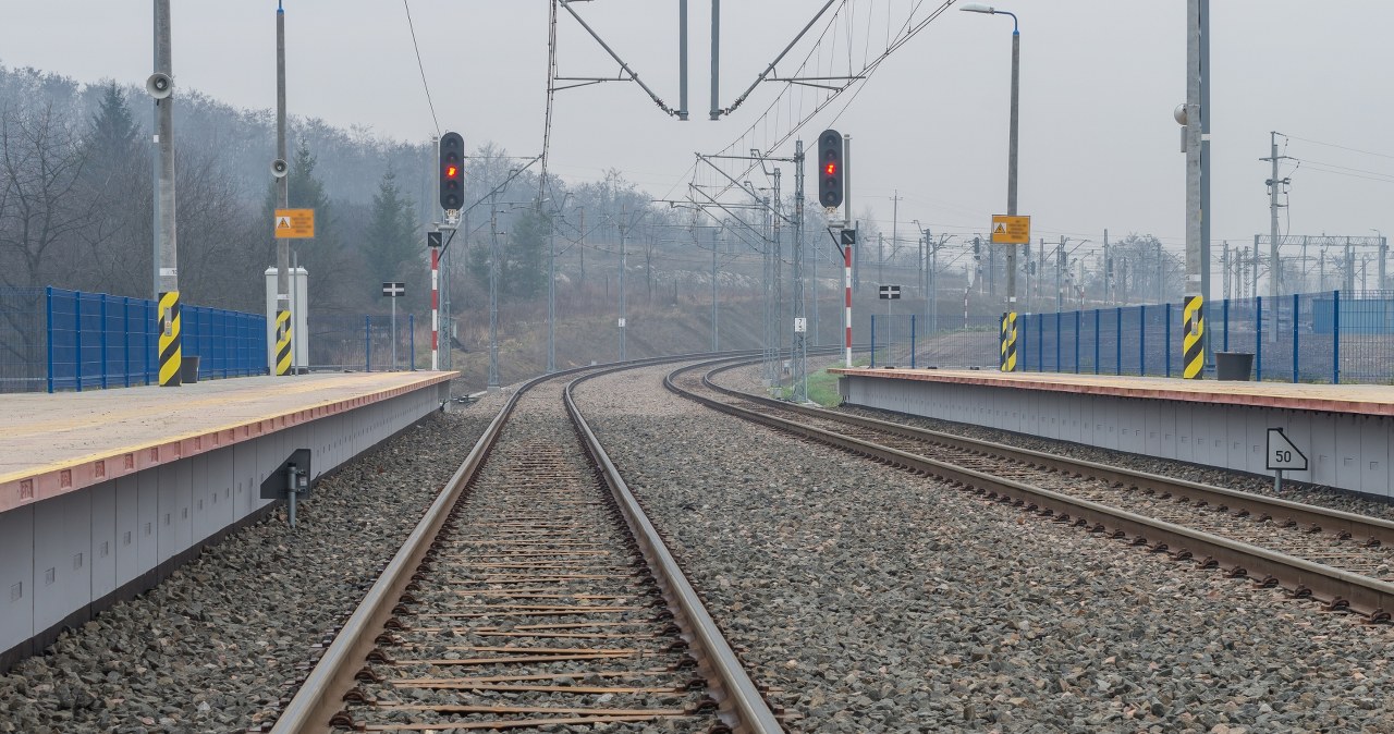 Pociąg przejechał nad pijanym mężczyzną. Dostrzegli go kolejarze