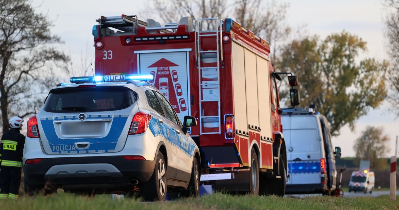 Trzy osoby ranne po zderzeniu dwóch samochodów osobowych i busa
