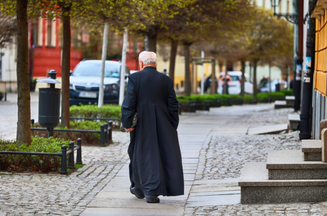 Uderzył bezdomnego siekierą i podpalił. Akt oskarżenia dla byłego proboszcza