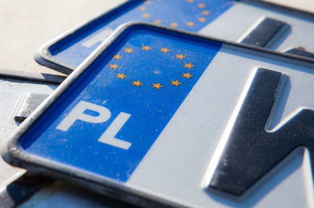 Nowe litery na tablicach rejestracyjnych już na polskich drogach. Co się zmienia?