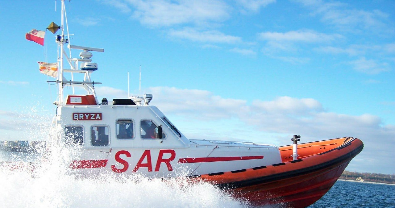 Dramatyczne chwile na promie. "Bryza" wypłynęła po pacjenta z podejrzeniem zawału